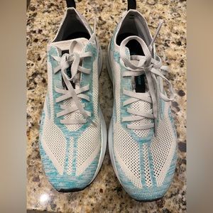 size 9.5 Bedlam Brooks. They are super cute.. tried on never worn